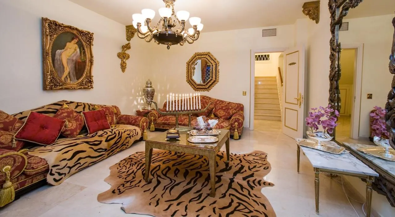 Royal Roman Empire Marbella 0*,  Spagna