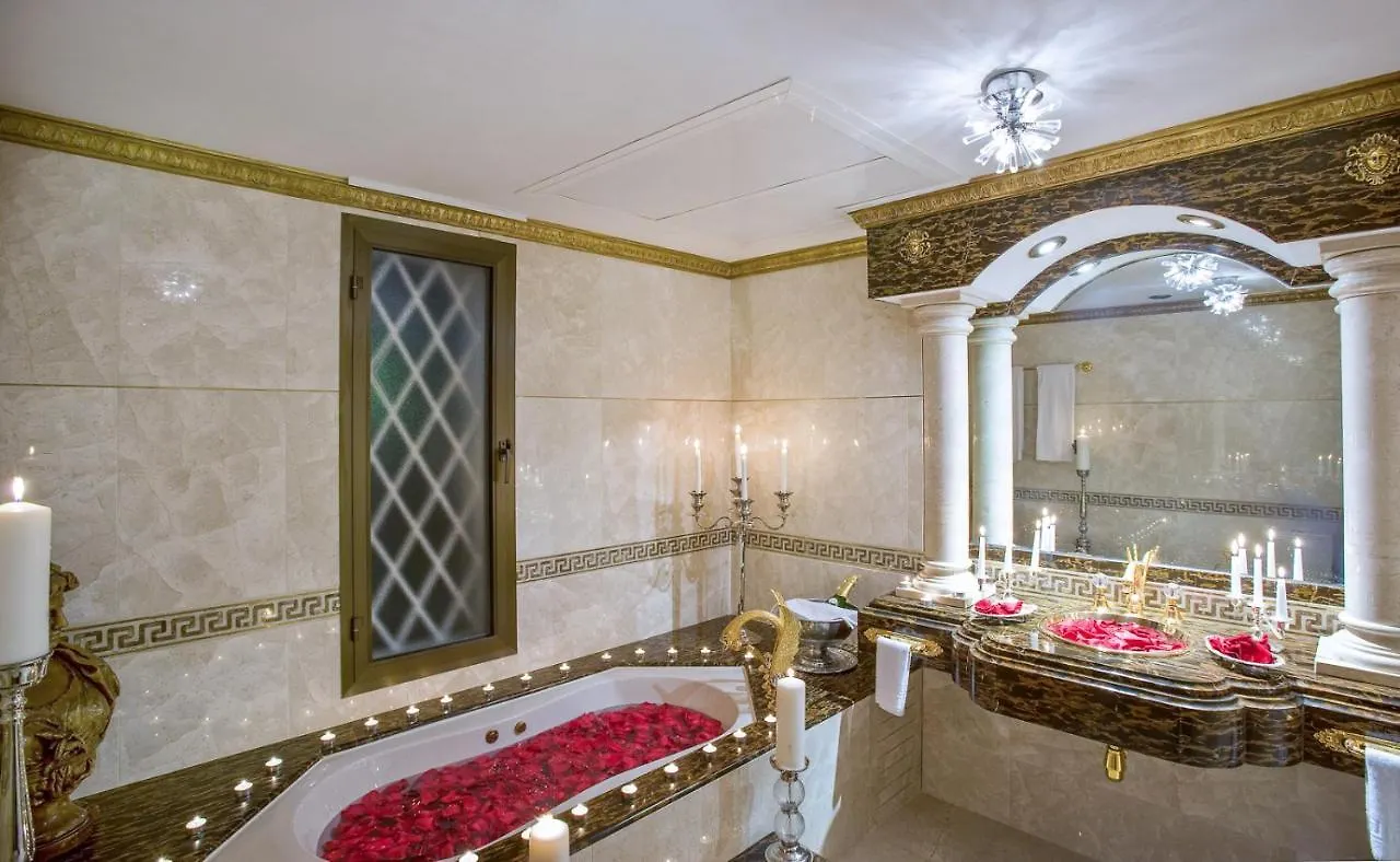 Royal Roman Empire Marbella 0*,  Spagna